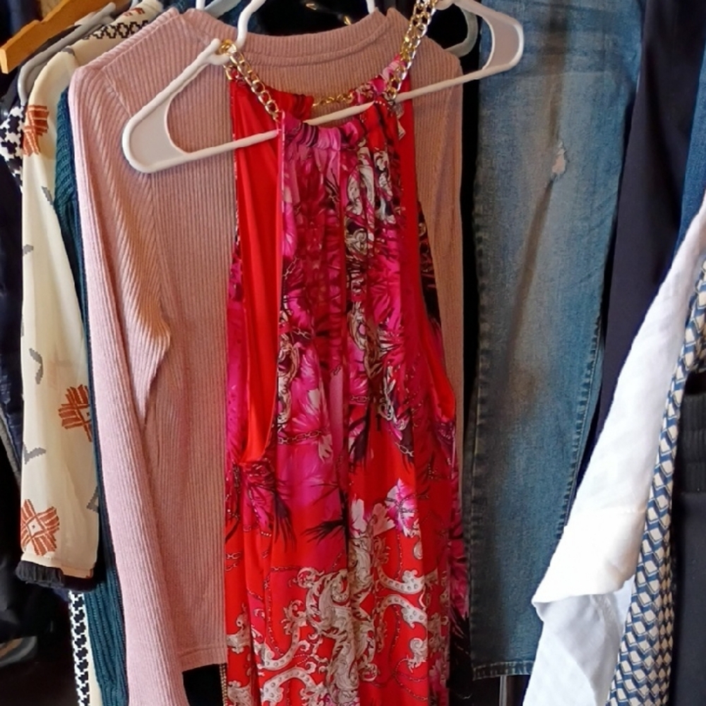 Jennifer Lopez Vibrant Pink and Red Halter Dress With Gold Chain Neck. Flowy